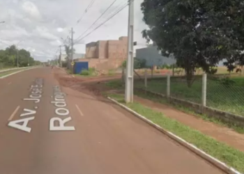 Condutor de moto fica em estado grave ao colidir em poste no Residencial Búzios