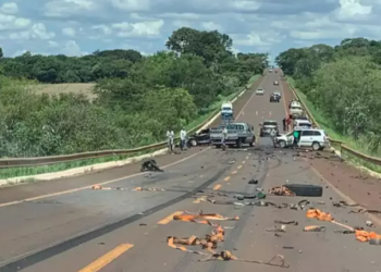 Colisão entre dois carros e carreta deixa duas pessoas em estado grave na BR-463
