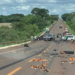 Colisão entre dois carros e carreta deixa duas pessoas em estado grave na BR-463
