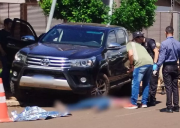 Mulher morre ao tentar parar Toyota Hilux desgovernada e o veículo passar por cima dela