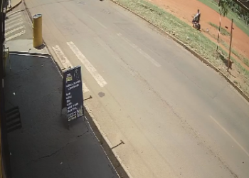 VÍDEO: Cadeirante fica presa em área debaixo do sol quente, após motorista a deixar em ponto errado