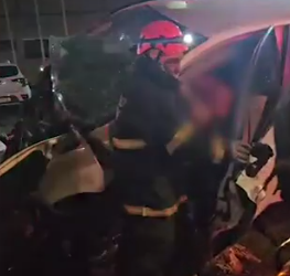 Na contramão e com cocaína no bolso, homem fica ferido ao bater carro em mureta, na Capital