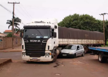 Carreta quase “engole” Renault Clio, em Campo Grande, e assusta motoristas