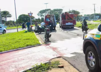 Condutor de moto aplicativo e passageiro ficam feridos em colisão com carro, na Capital