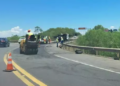 Motociclista morre ao bater em trator, após “furar” PARE E SIGA, na BR-163