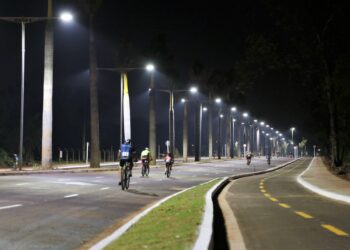 Prefeitura mantém 25 equipes aos fins de semana para fazer a manutenção da iluminação pública