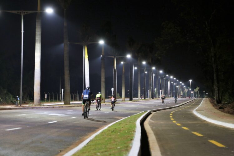 Prefeitura mantém 25 equipes aos fins de semana para fazer a manutenção da iluminação pública