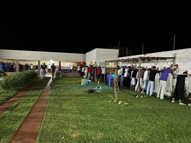 Festa com adolescentes, cocaína, maconha e bebida é fechada no interior de MS