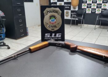 Homem é preso por ameaçar vizinho com faca e atirar contra a casa da vítima
