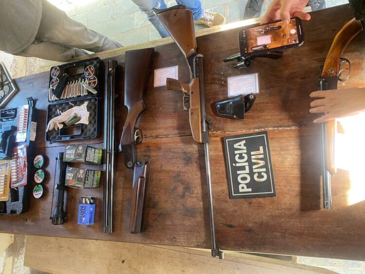 Colecionador de armas ameaça e atira contra crianças, em praça de Miranda