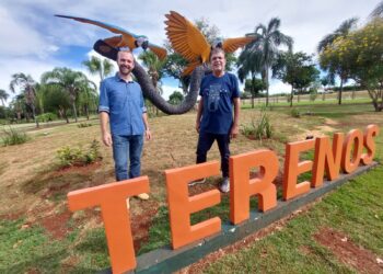 Araras canindé inspiram artista plástico que criou monumento em homenagem às aves