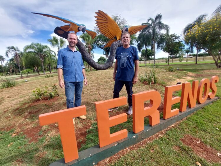 Araras canindé inspiram artista plástico que criou monumento em homenagem às aves