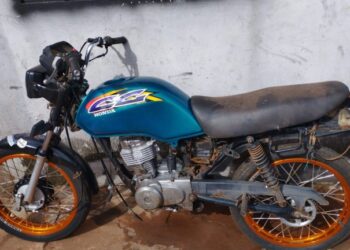 Moto adulterada é encontrada por policiais em oficina do Jardim Noroeste