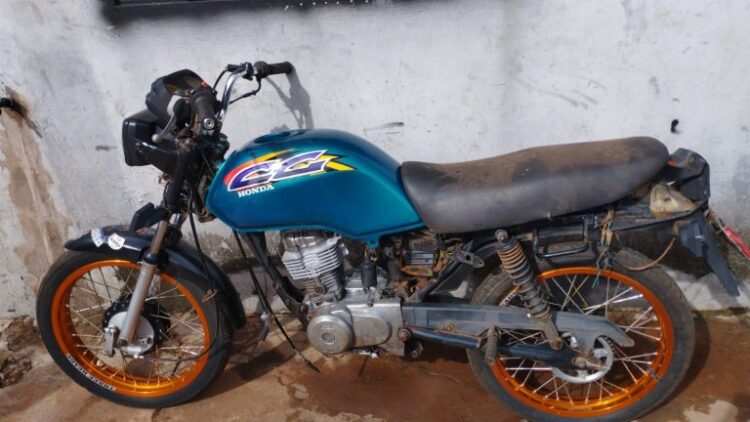 Moto adulterada é encontrada por policiais em oficina do Jardim Noroeste