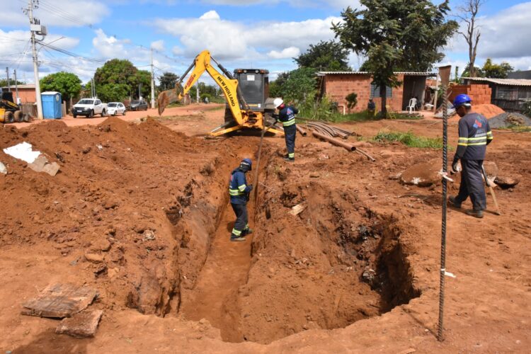 Obras pra rede de esgoto em comunidade avançam 3,5 km em uma semana