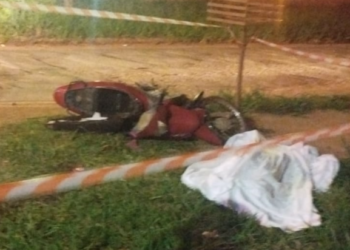 Em alta velocidade, condutora de Honda Biz bate atrás de carro e morre, na Capital