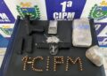 Em operação da PM, três pessoas são presas, drogas e arma apreendidas, em Bonito