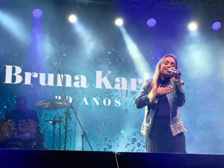 Show de Bruna Karla leva música e louvor à Páscoa em Família