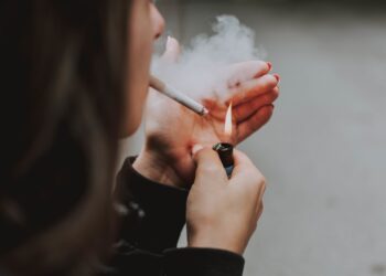 Médica orienta sobre os impactos do hábito de fumar na saúde pulmonar e destaca estratégias para cessar o Tabagismo