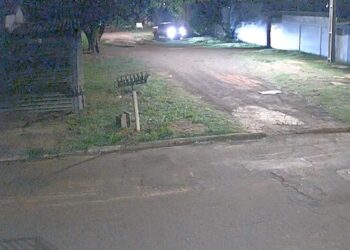 Dois são indiciados por atirarem e passarem com Hilux em cima de motoentregador