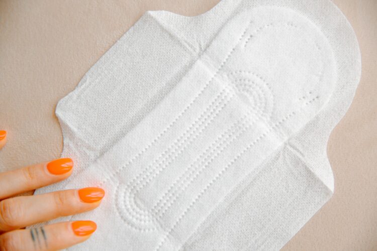 Campanha arrecada absorventes e itens de higiene para mulheres em situação de vulnerabilidade