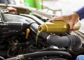 Vai trocar o óleo do motor? No posto, preço pode ter diferença de até 87,5%