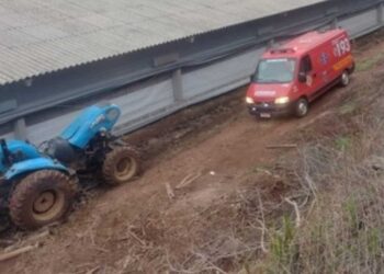 Adolescente de 12 anos morre depois de cair de trator conduzido pelo pai