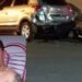 Motociclista tenta ultrapassagem, mas colide na traseira de carro estacionado e morre