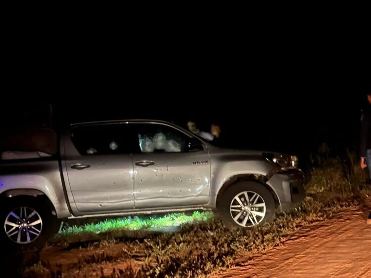 Três brasileiros são mortos dentro de Toyota Hilux, na fronteira