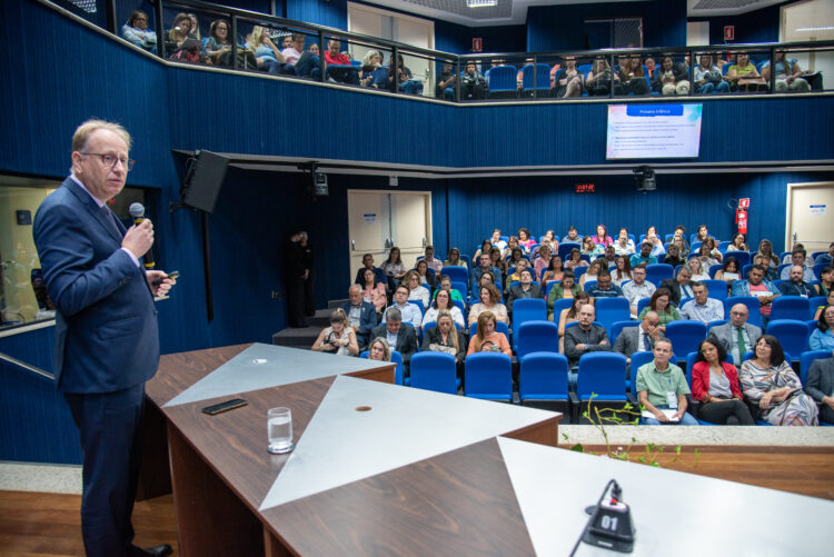 TCE-MS traz especialista para debater orçamento para primeira infância com gestores de MS