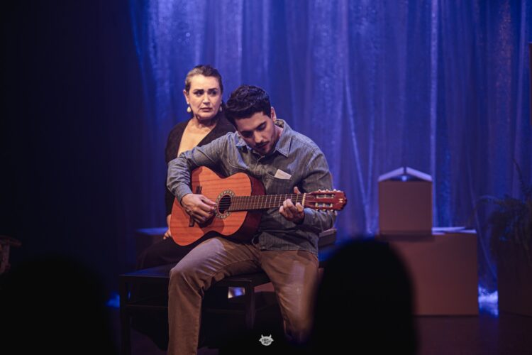 Em cartaz, peça “Todo Redemoinho começa com um sopro” em teatro reinaugurado