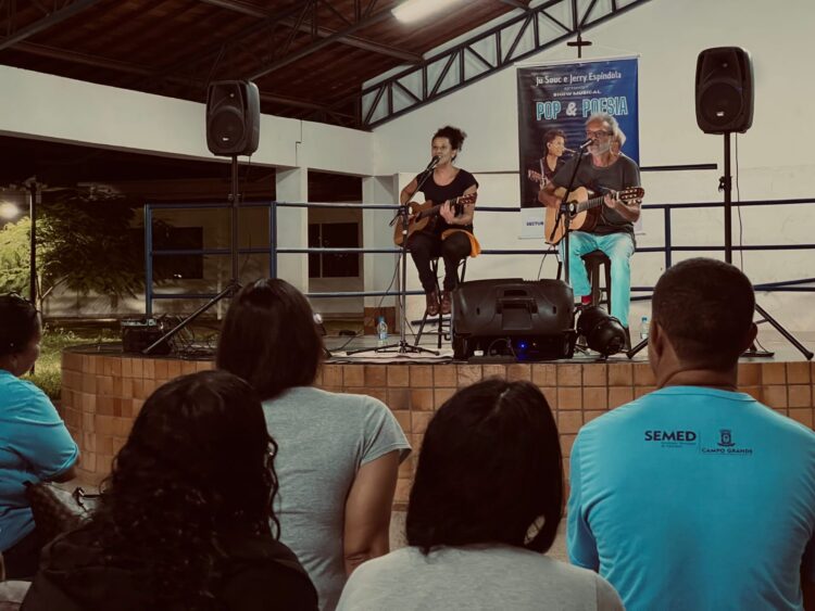 Após sucesso, show com Jerry Espíndola e Ju Souc irá a mais 3 escolas na próxima semana