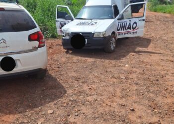 Faccionados que extorquiam família jogam carro contra viatura e são presos, na Capital