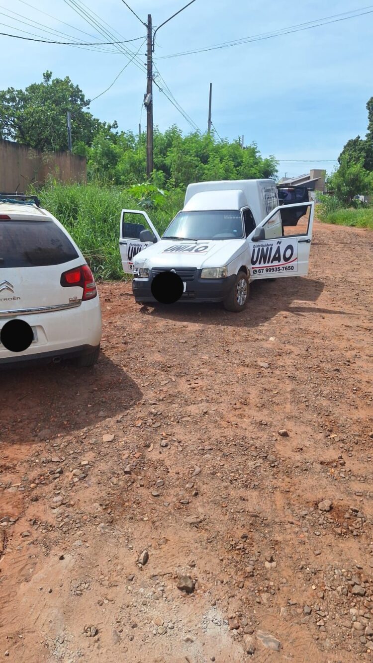 Faccionados que extorquiam família jogam carro contra viatura e são presos, na Capital