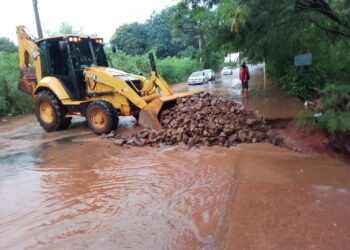 Prefeitura mobiliza equipes para solução emergencial de pontos críticos, após chuvas