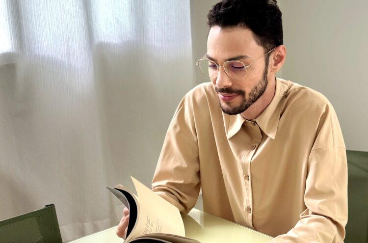 Jovem poeta lança livro “Áspero” que convida leitores a uma viagem emocional profunda