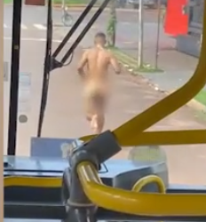 “Se a moda pega?!”: Rapaz arranca roupa em terminal sai correndo nu e acaba preso