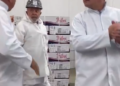 Lula é filmado caminhando com EPI por frigorifico, é aplaudido e abraça funcionárias
