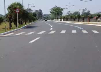 Taxista de 61 anos é preso, após atirar contra HB20 que o fechou, na Avenida Duque de Caxias