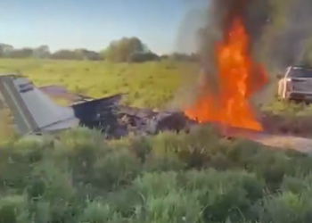 Ex-jogador não embarca devido à problemas em avião que cai matando 2, na fronteira