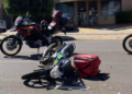Motoentregador tem traumatismo e fica em estado gravíssimo ao colidir com carro, na Capital