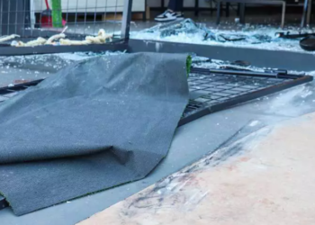 Com carro, bandidos arrebentam fachada de loja e levam R$ 20 mil em produtos, na Capital