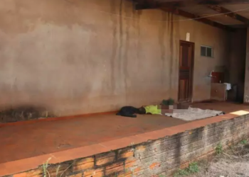 Rapaz é encontrado morto vestindo apenas uma camiseta em varanda de casa