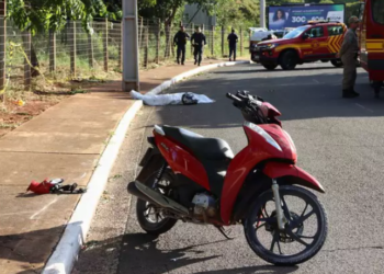 Motociclista faz curva, perde o controle de Biz, bate em poste e morre, nesta tarde, na Capital
