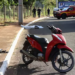 Motociclista faz curva, perde o controle de Biz, bate em poste e morre, nesta tarde, na Capital