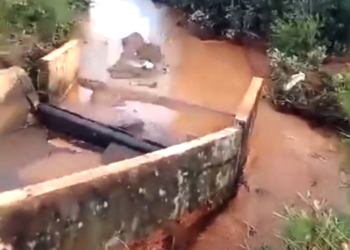 Represa cede e lugar para moradores e turistas se banharem vira lama na Ponte do Grego