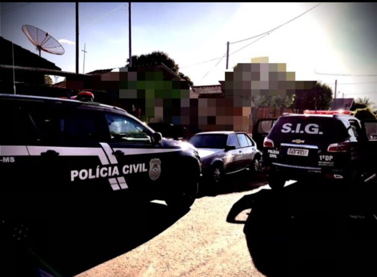 Homem é preso por agredir cachorro a golpes de madeira em MS