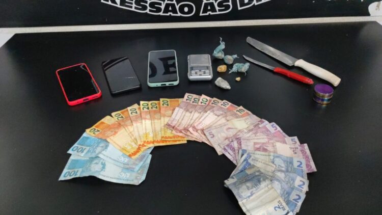 Mulher é presa por comandar boca de fumo, no Bairro São Conrado