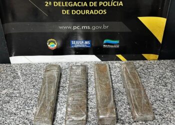 Dois irmãos e mulher são presos por tráfico de drogas em bairro de Dourados
