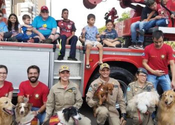 Evento com o Corpo de Bombeiros e PM voltado ao público com TEA encerra atividades do Abril Azul